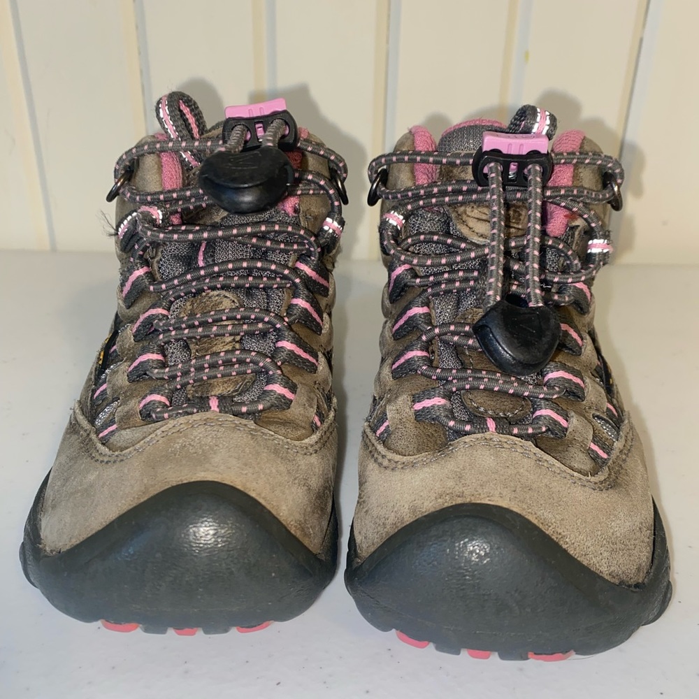 Keen Waterproof Size 8 high top hiking boots